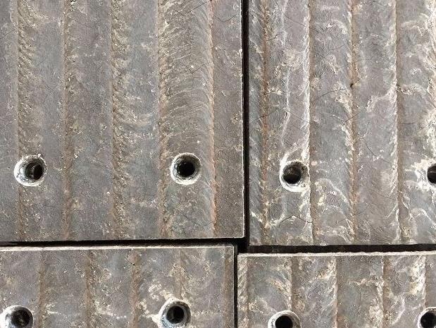 碳化�t堆焊耐磨�板的特�c